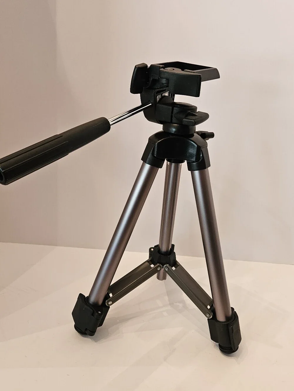 Vanguard New Tourist 5 Camera Tripod With Case -- Compact Photo & Video Stand